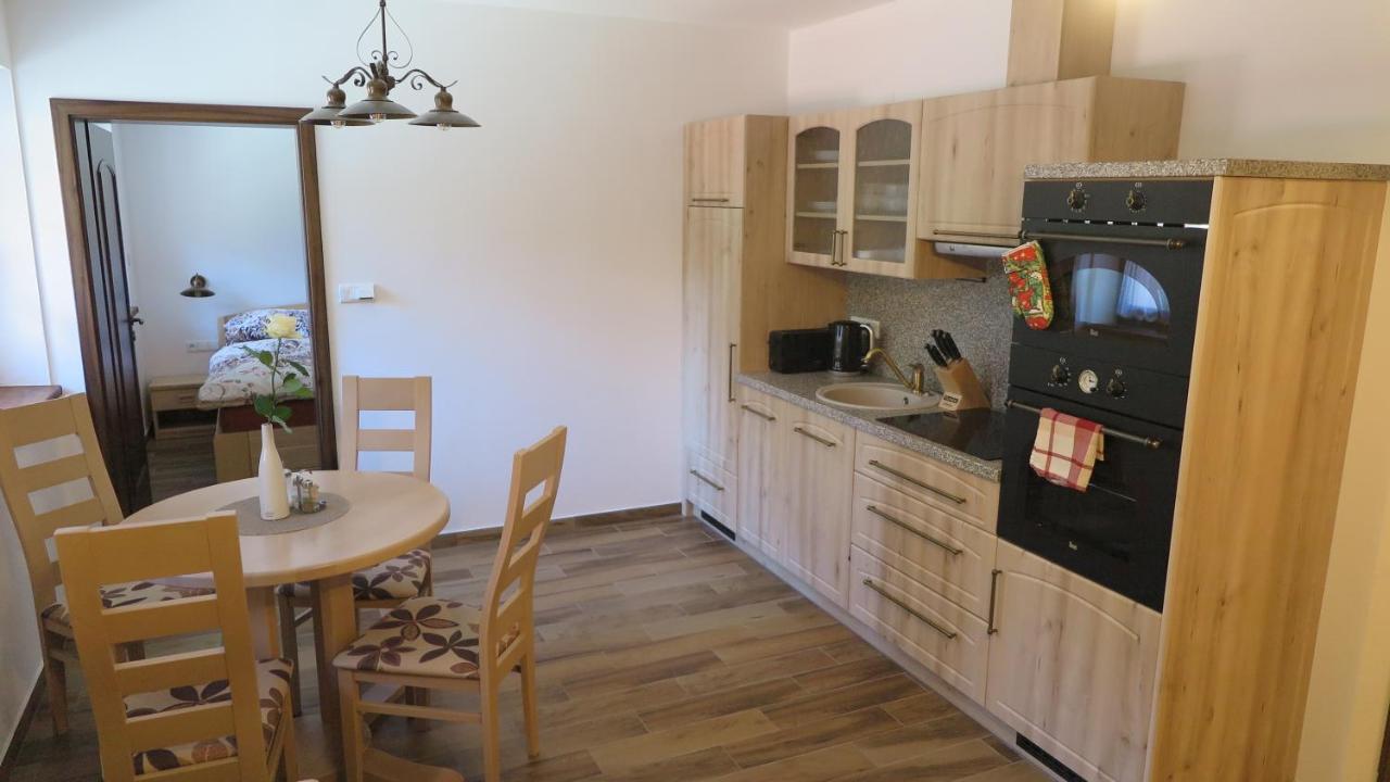 Club Rezidence Pod Luci Apartment Loucovice Luaran gambar